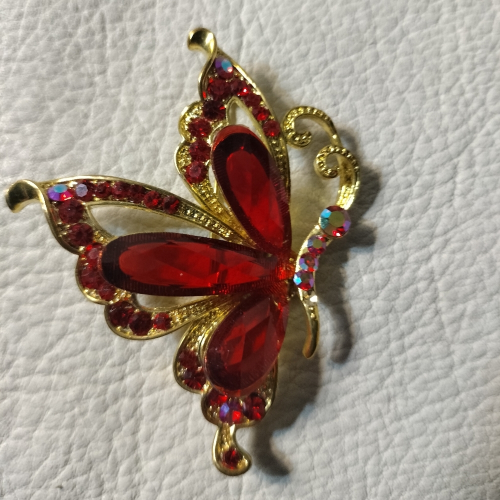 Vintage red rhinestone brooch pin goldtone metal